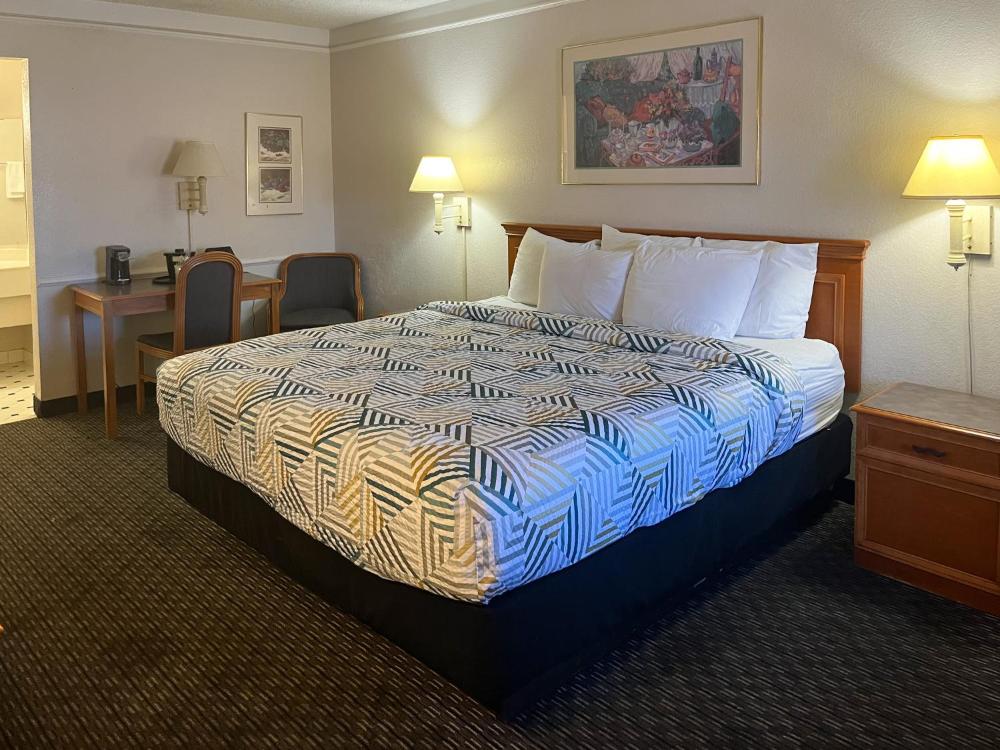 King Room - Non-Smoking interior